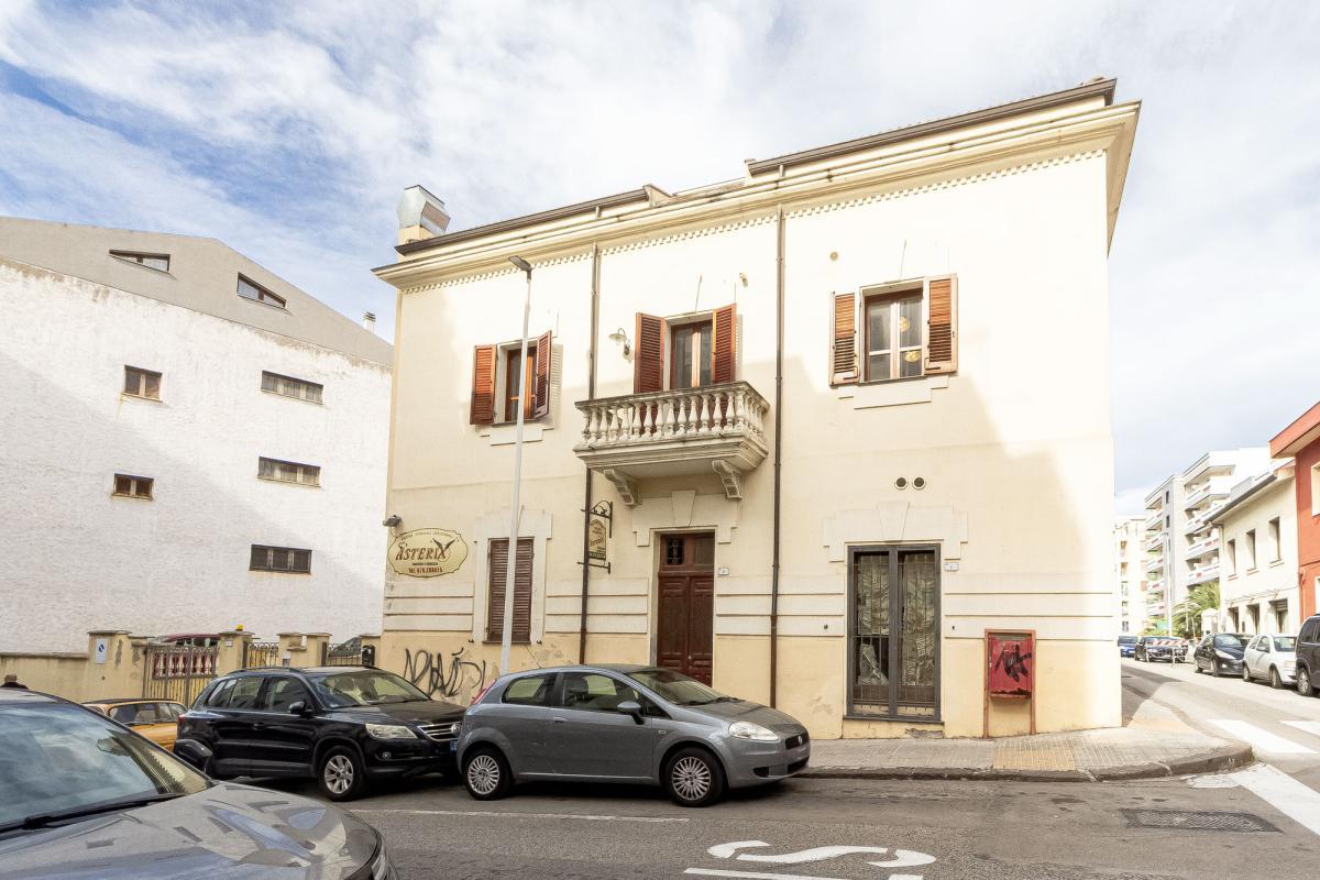 Sassari via Sardegna ampio appartamento con posto auto e cantina