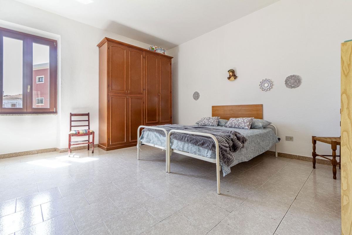 Thiesi P.zza Cavour  casa indipendente  mq 232  parzialmente ristrutturata