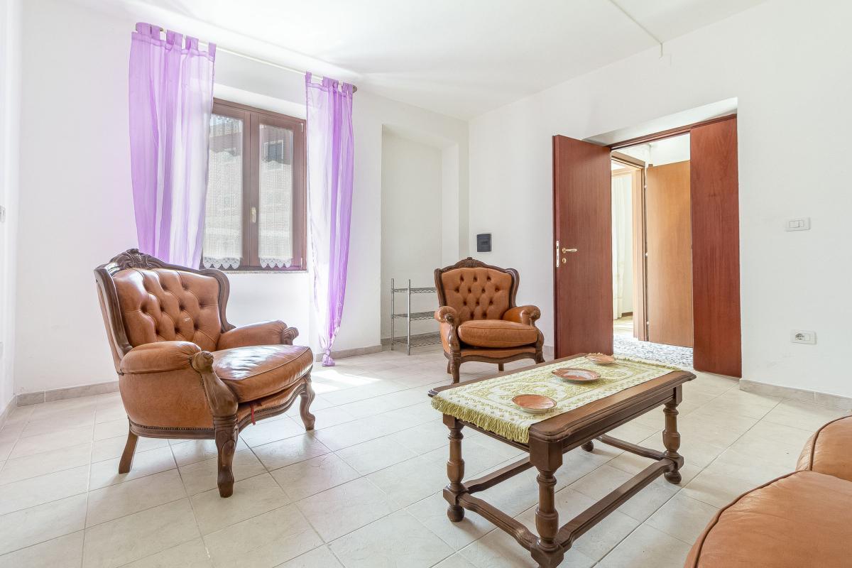 Thiesi P.zza Cavour  casa indipendente  mq 232  parzialmente ristrutturata