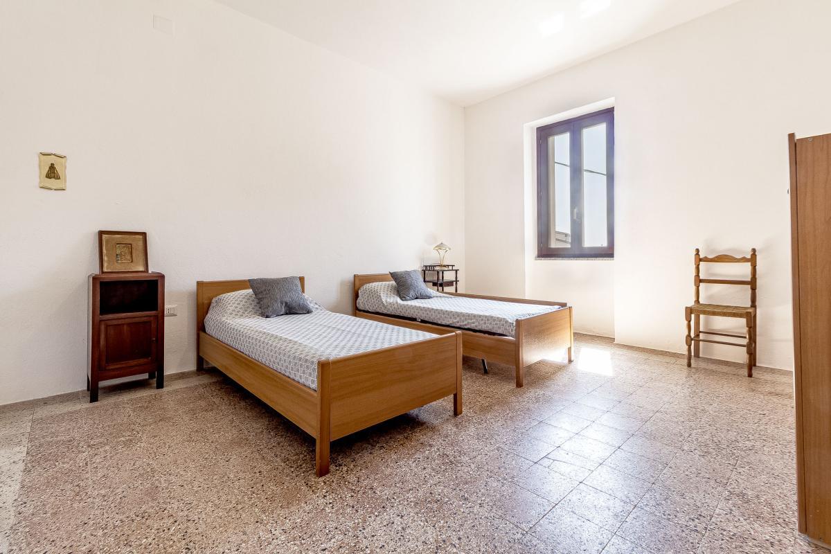 Thiesi P.zza Cavour  casa indipendente  mq 232  parzialmente ristrutturata