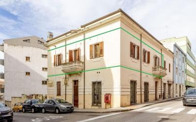 Sassari via Sardegna ampio appartamento con posto auto e cantina