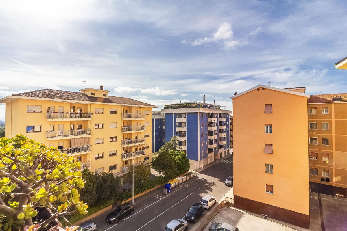 SASSARI Via Forlanini  ampio quadrivano con tripla esposizione e garage