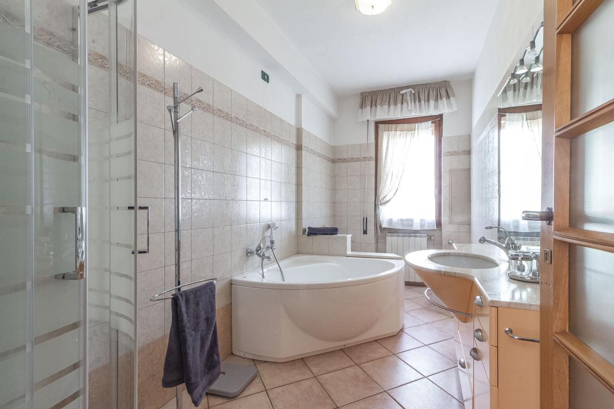 SASSARI Via Forlanini  ampio quadrivano con tripla esposizione e garage