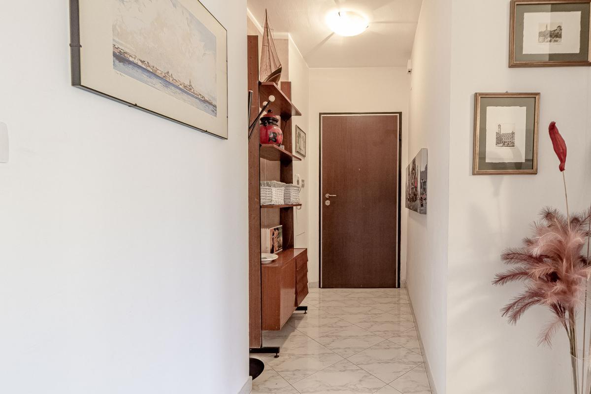 Sassari – Quartiere Cappuccini | Luminoso 5° piano con veranda, vista sul verde, posto auto e cantina