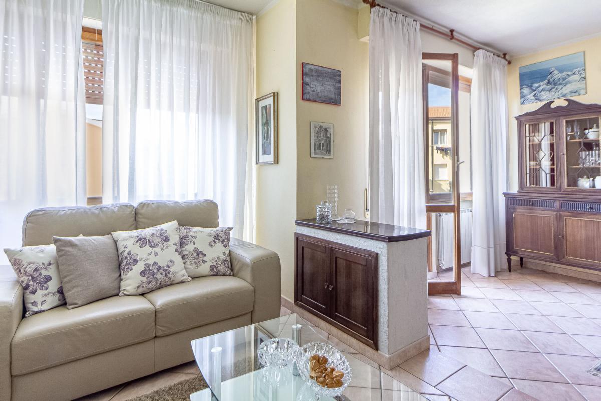 SASSARI Via Forlanini  ampio quadrivano con tripla esposizione e garage