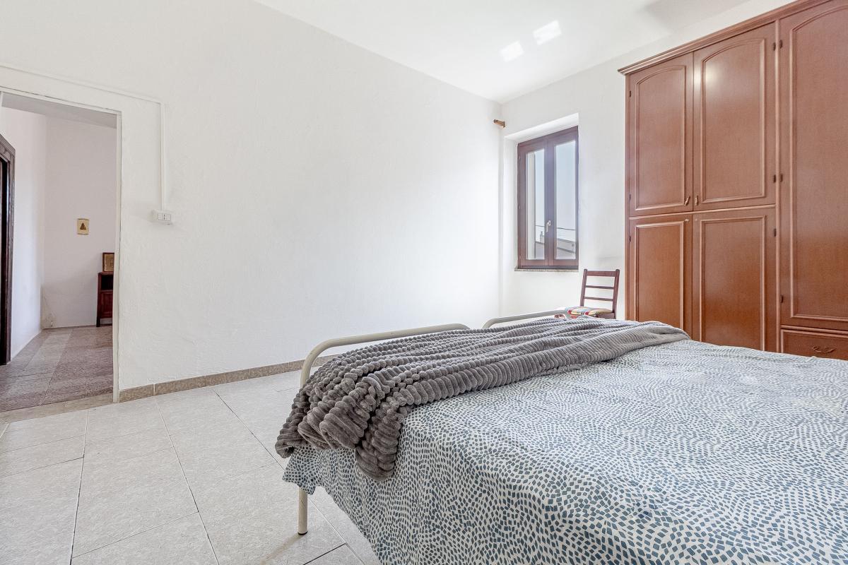 Thiesi P.zza Cavour  casa indipendente  mq 232  parzialmente ristrutturata