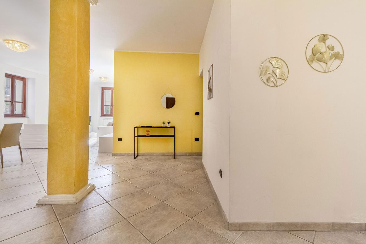 Sassari via Sardegna ampio appartamento con posto auto e cantina