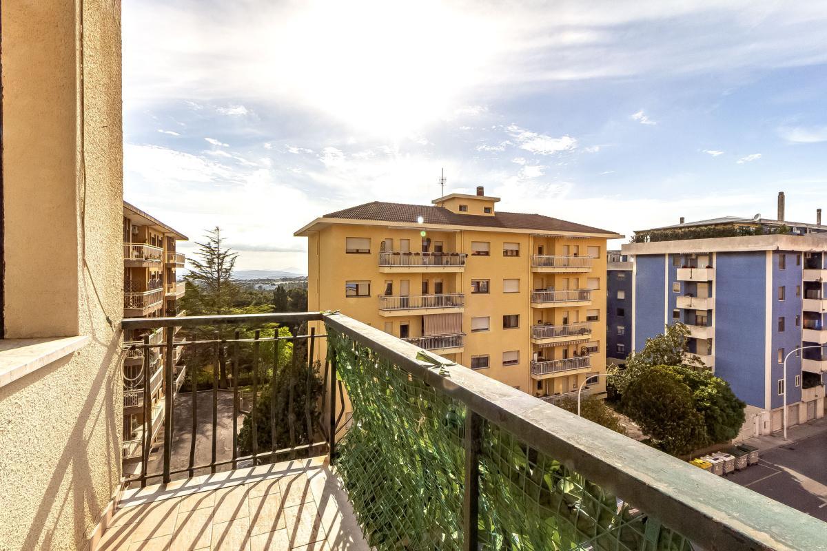 SASSARI Via Forlanini  ampio quadrivano con tripla esposizione e garage