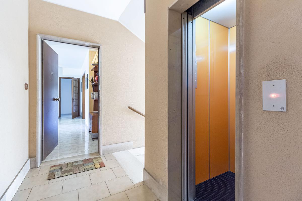 Sassari – Quartiere Cappuccini | Luminoso 5° piano con veranda, vista sul verde, posto auto e cantina
