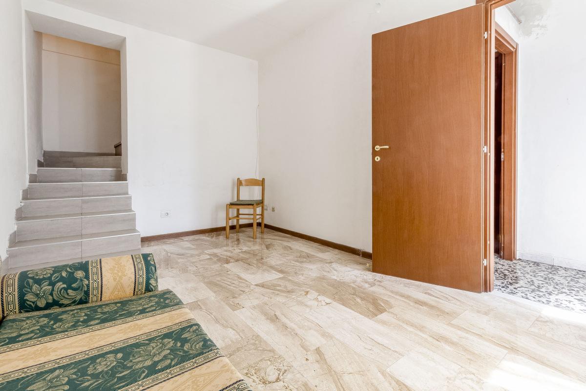 Thiesi P.zza Cavour  casa indipendente  mq 232  parzialmente ristrutturata