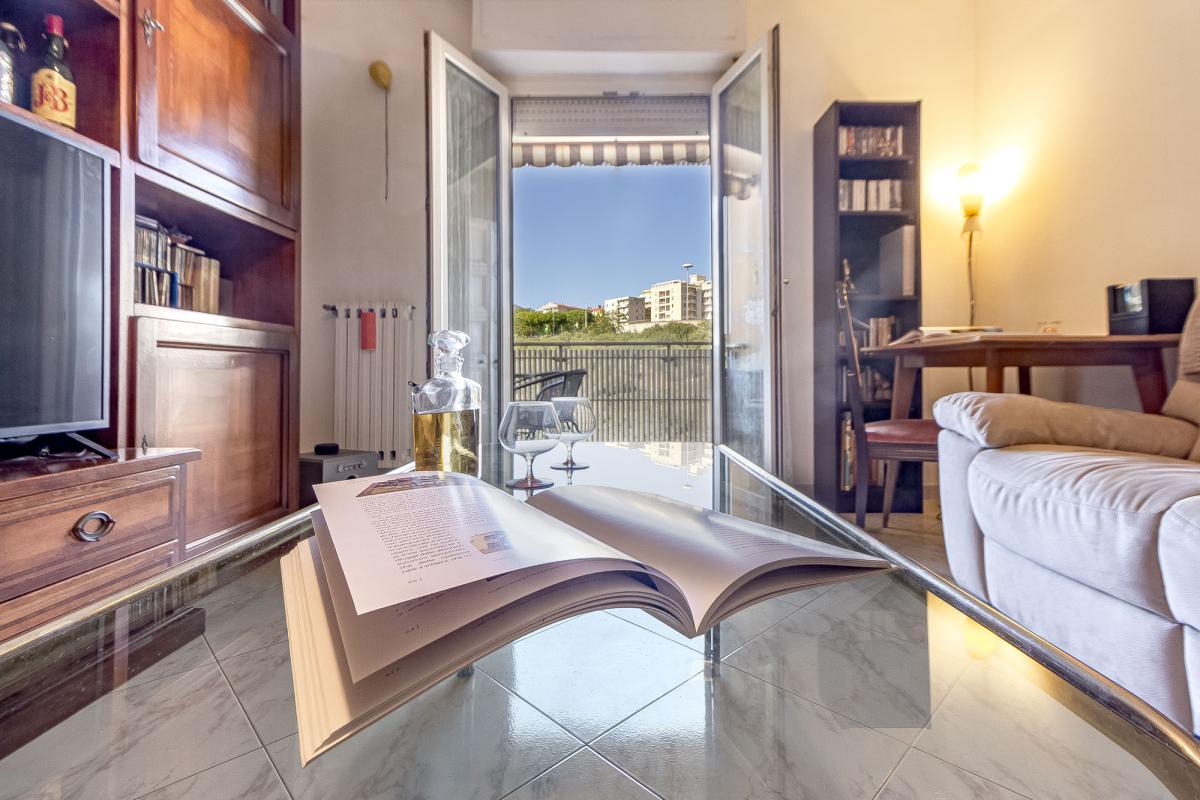 Sassari – Quartiere Cappuccini | Luminoso 5° piano con veranda, vista sul verde, posto auto e cantina
