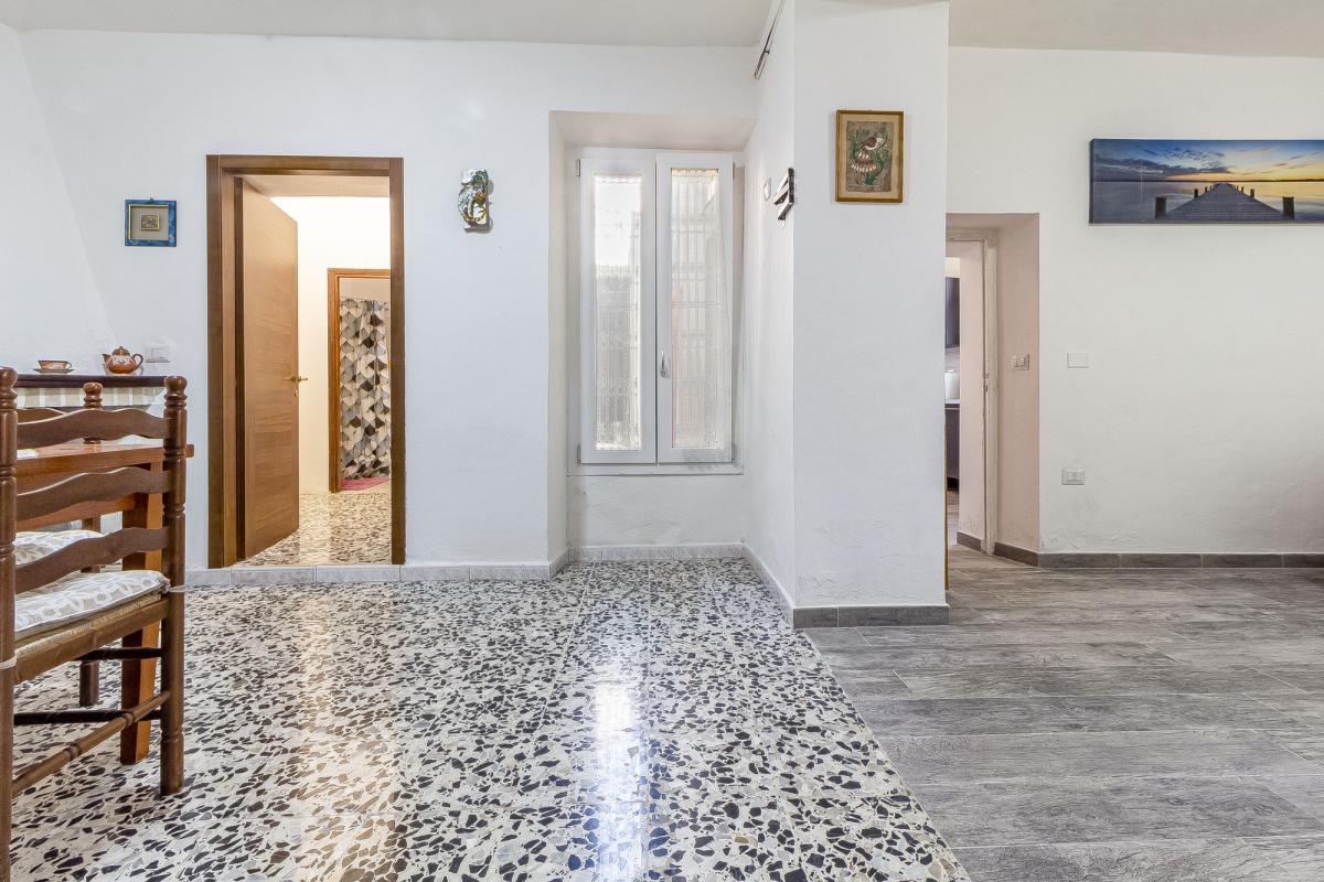 Thiesi P.zza Cavour  casa indipendente  mq 232  parzialmente ristrutturata
