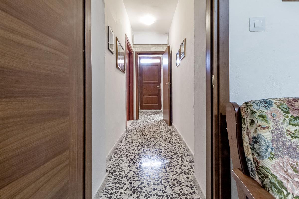 Thiesi P.zza Cavour  casa indipendente  mq 232  parzialmente ristrutturata