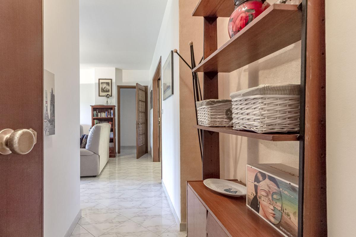 Sassari – Quartiere Cappuccini | Luminoso 5° piano con veranda, vista sul verde, posto auto e cantina