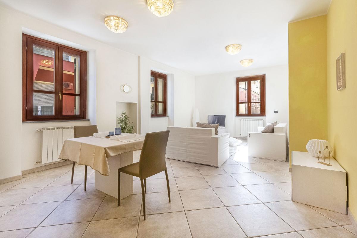 Sassari via Sardegna ampio appartamento con posto auto e cantina