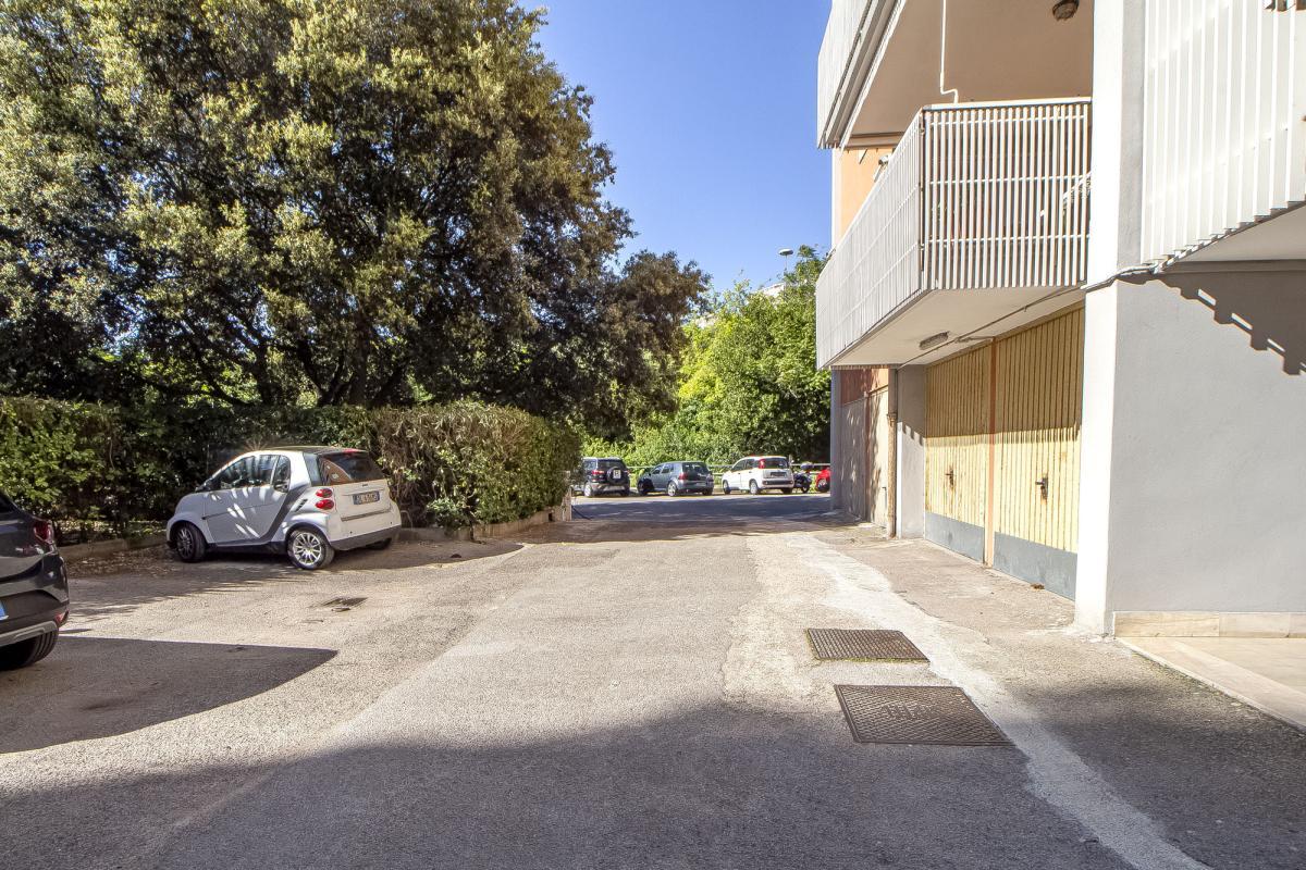 Sassari – Quartiere Cappuccini | Luminoso 5° piano con veranda, vista sul verde, posto auto e cantina
