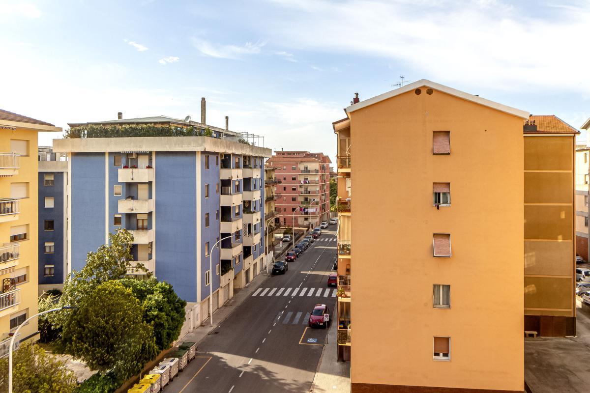 SASSARI Via Forlanini  ampio quadrivano con tripla esposizione e garage
