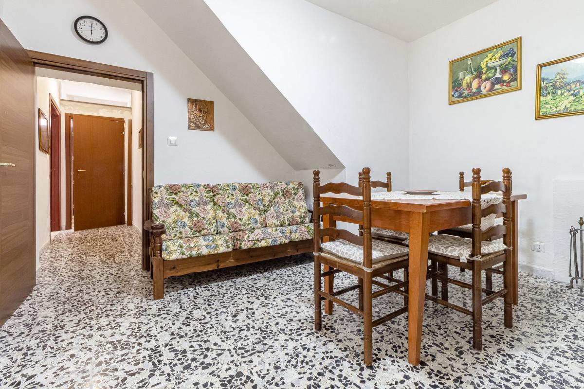 Thiesi P.zza Cavour  casa indipendente  mq 232  parzialmente ristrutturata