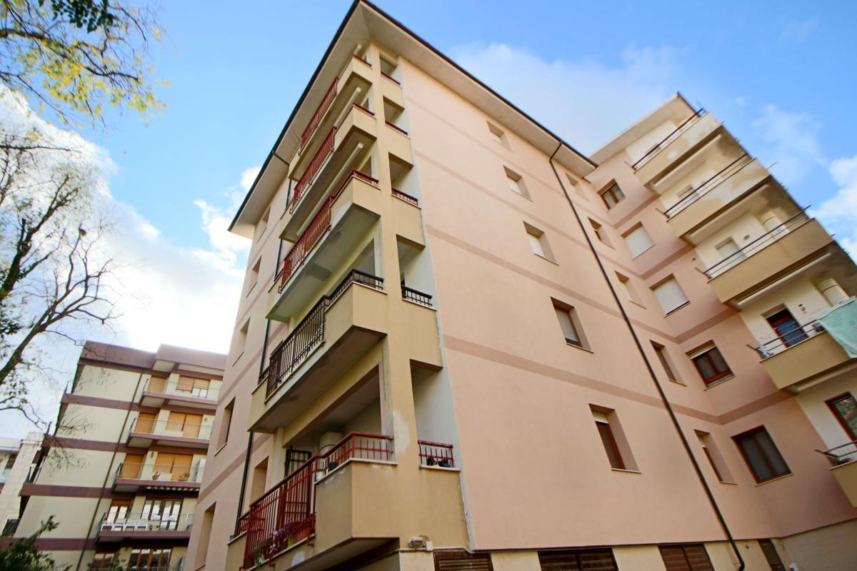 Sassari Largo Londra appartamento ampia metratura con box