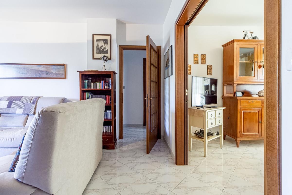 Sassari – Quartiere Cappuccini | Luminoso 5° piano con veranda, vista sul verde, posto auto e cantina