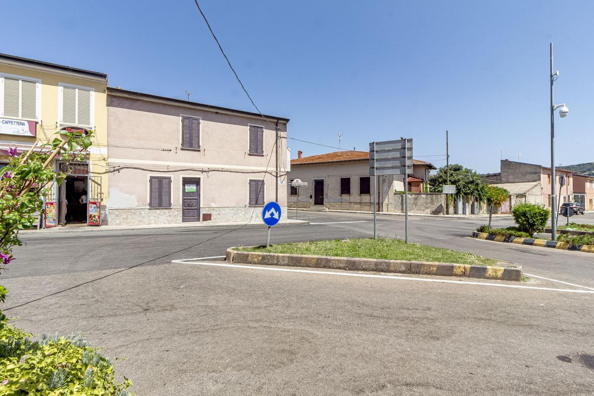 Thiesi P.zza Cavour  casa indipendente  mq 232  parzialmente ristrutturata