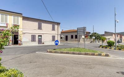 Thiesi P.zza Cavour  casa indipendente  mq 232  parzialmente ristrutturata