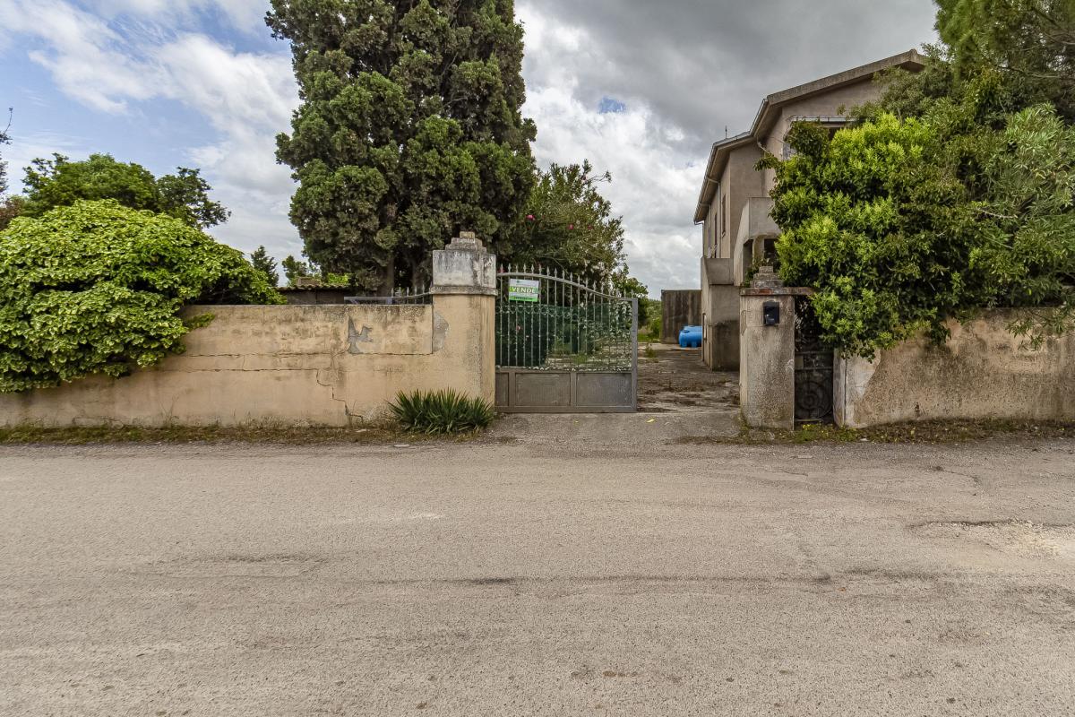 Sassari Ottava via Remo Branca casa indipendente mq 400 con terreno di pertinenza