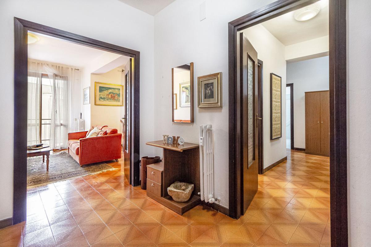 Sassari via Bellini ampio quadrivano con box