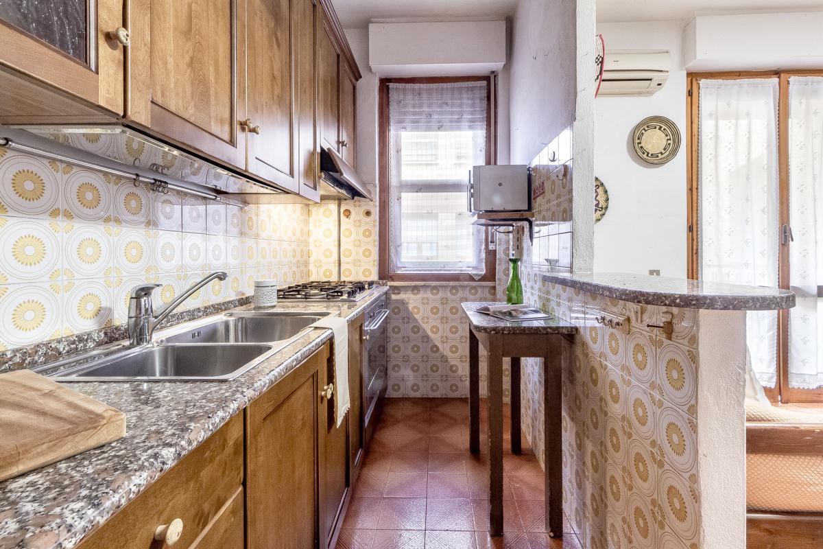 Sassari via Bellini ampio quadrivano con box