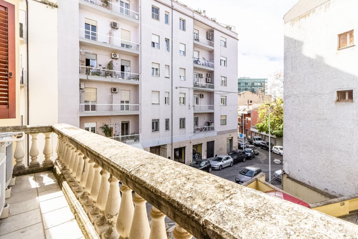 Sassari via Sardegna ampio appartamento con posto auto e cantina