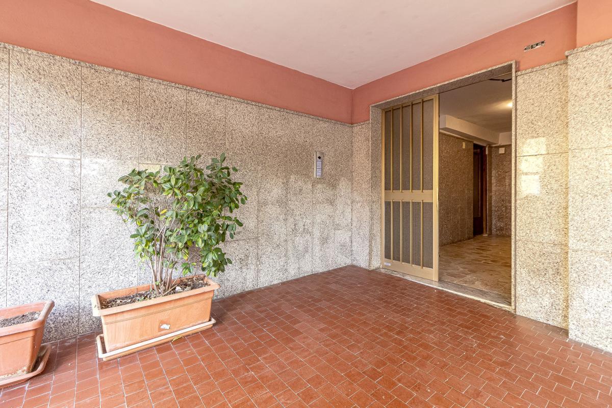 SASSARI Via Forlanini  ampio quadrivano con tripla esposizione e garage