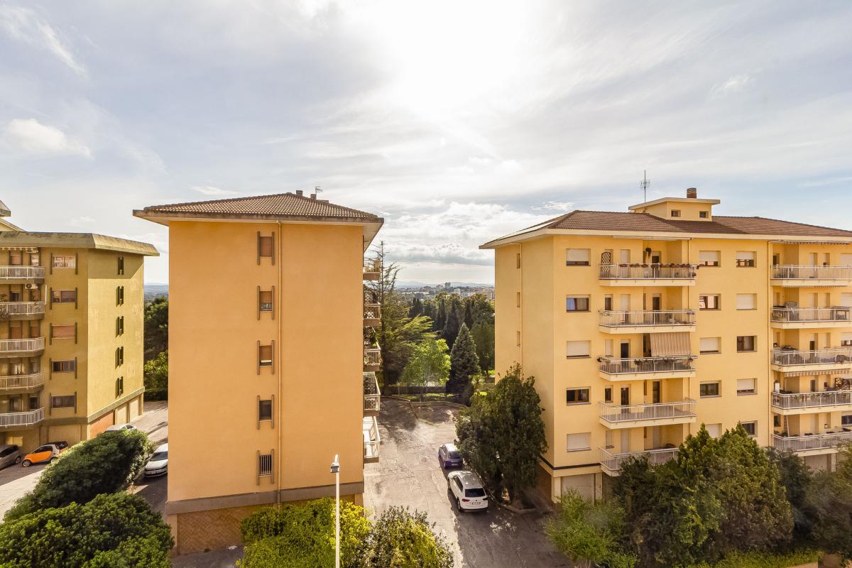 SASSARI Via Forlanini  ampio quadrivano con tripla esposizione e garage