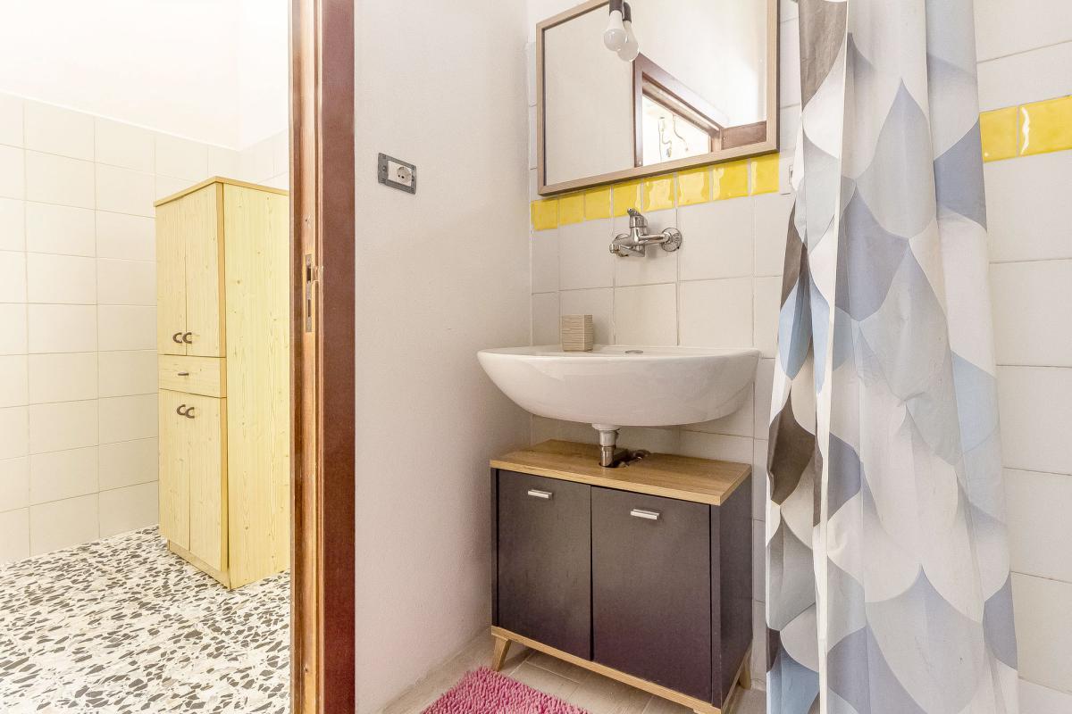 Thiesi P.zza Cavour  casa indipendente  mq 232  parzialmente ristrutturata