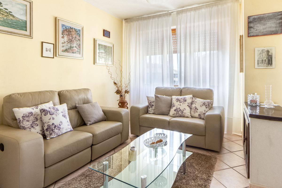SASSARI Via Forlanini  ampio quadrivano con tripla esposizione e garage