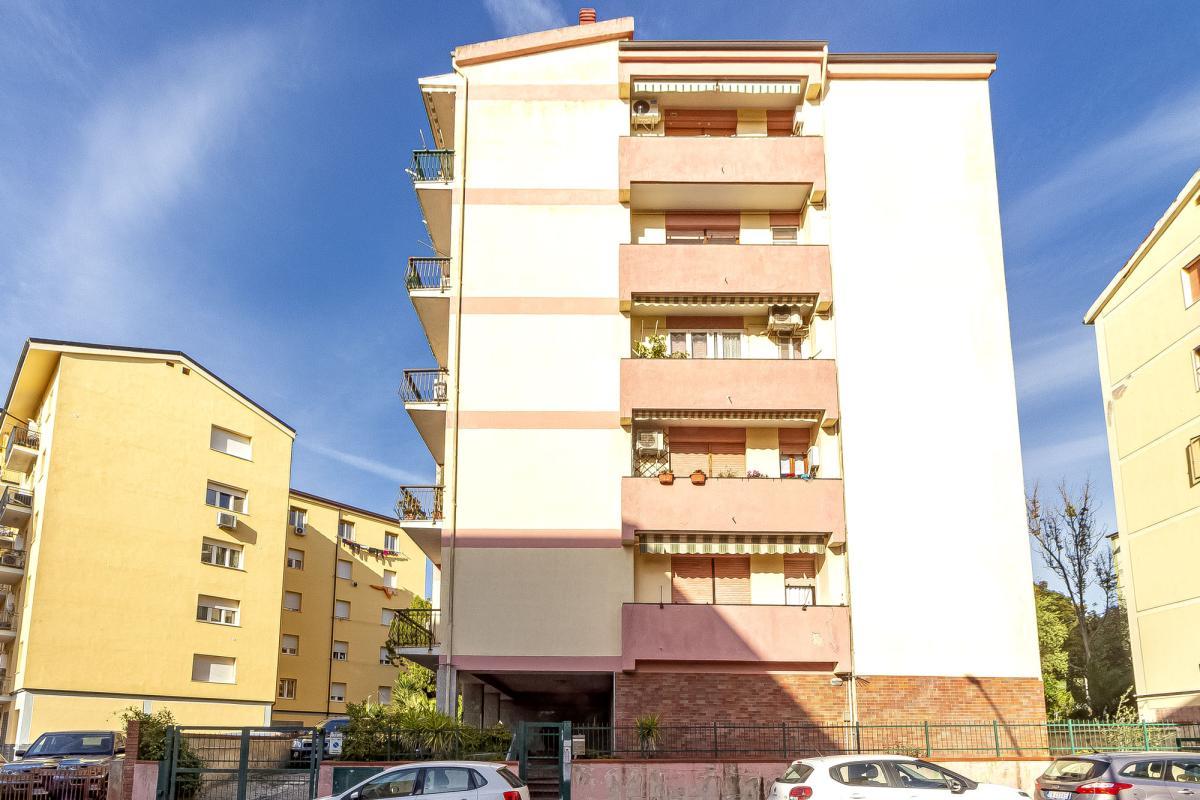 SASSARI Via Forlanini  ampio quadrivano con tripla esposizione e garage