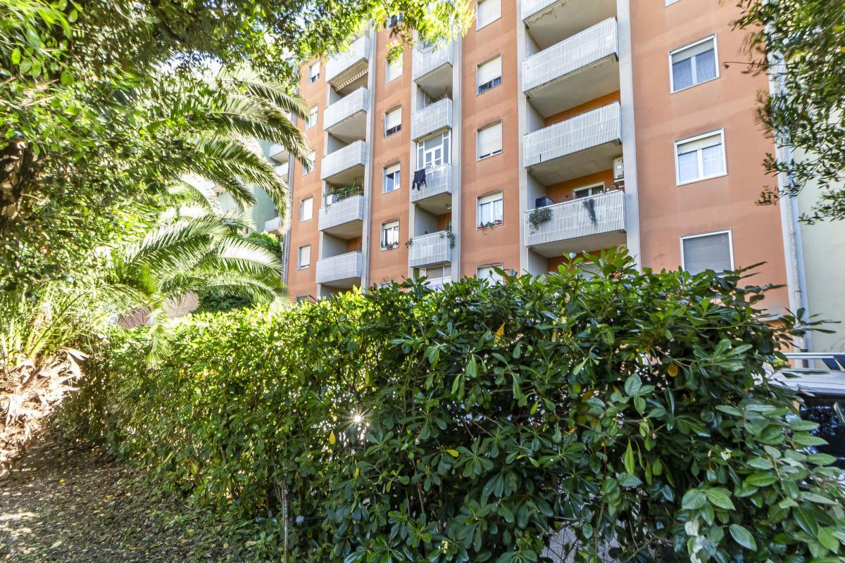 Sassari – Quartiere Cappuccini | Luminoso 5° piano con veranda, vista sul verde, posto auto e cantina