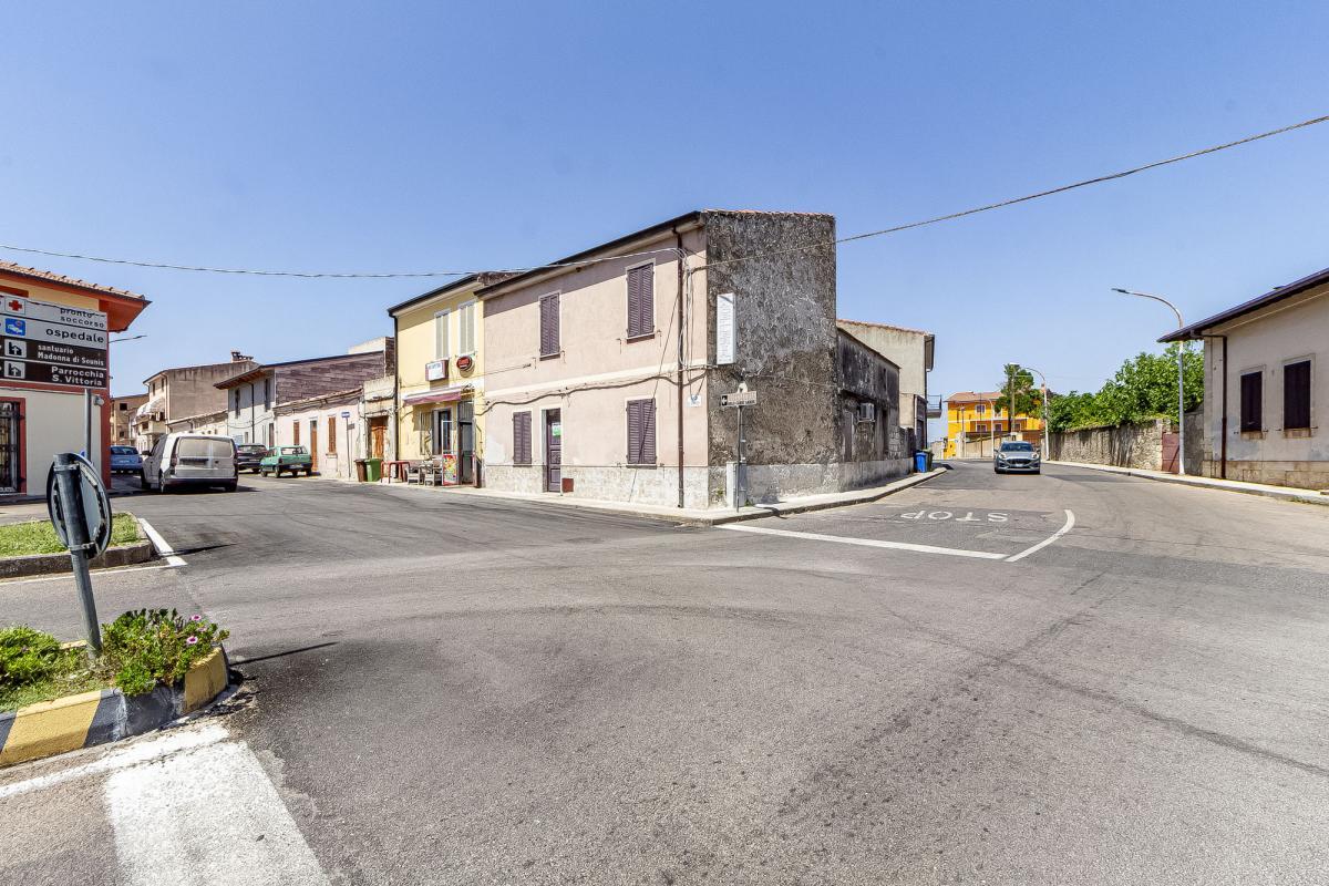 Thiesi P.zza Cavour  casa indipendente  mq 232  parzialmente ristrutturata