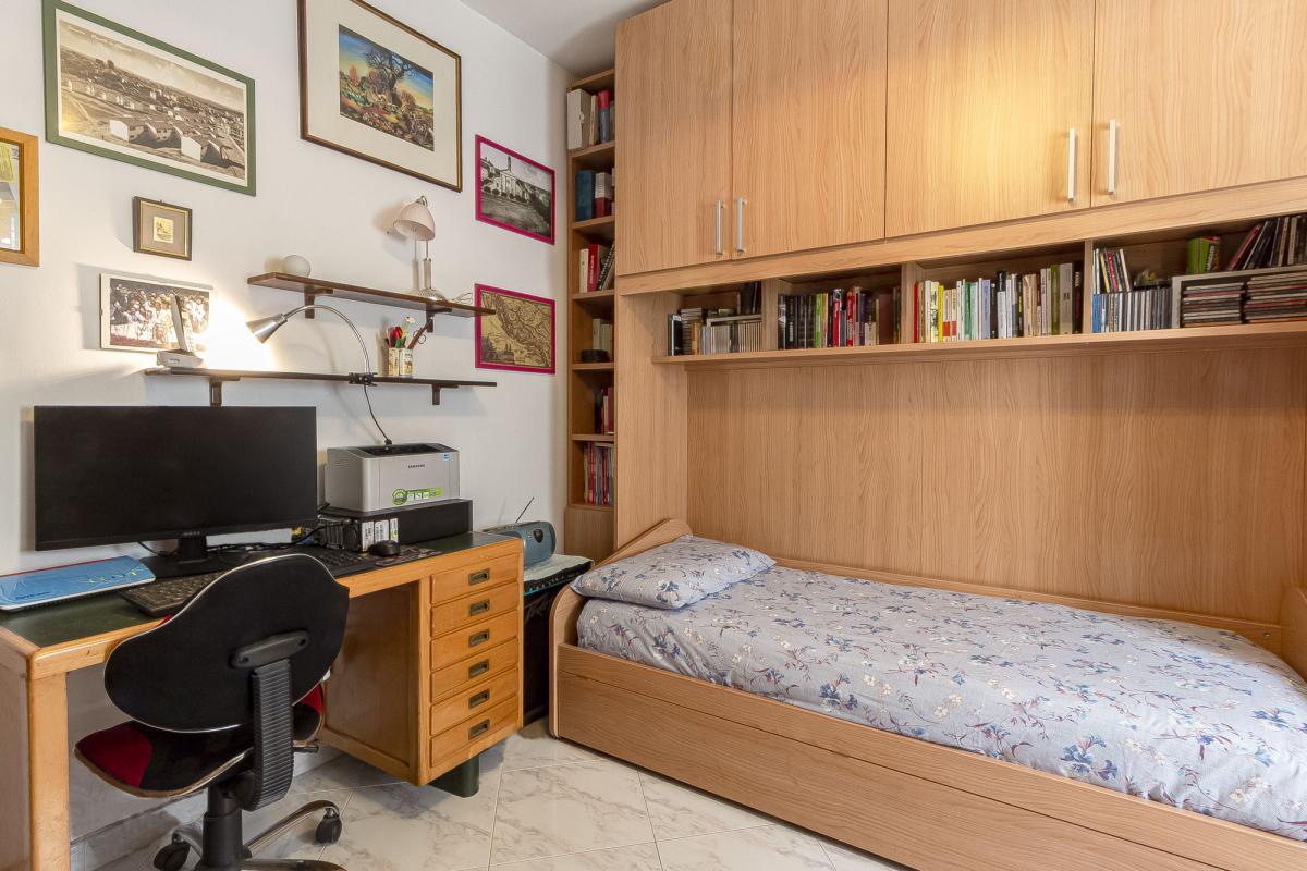 Sassari – Quartiere Cappuccini | Luminoso 5° piano con veranda, vista sul verde, posto auto e cantina