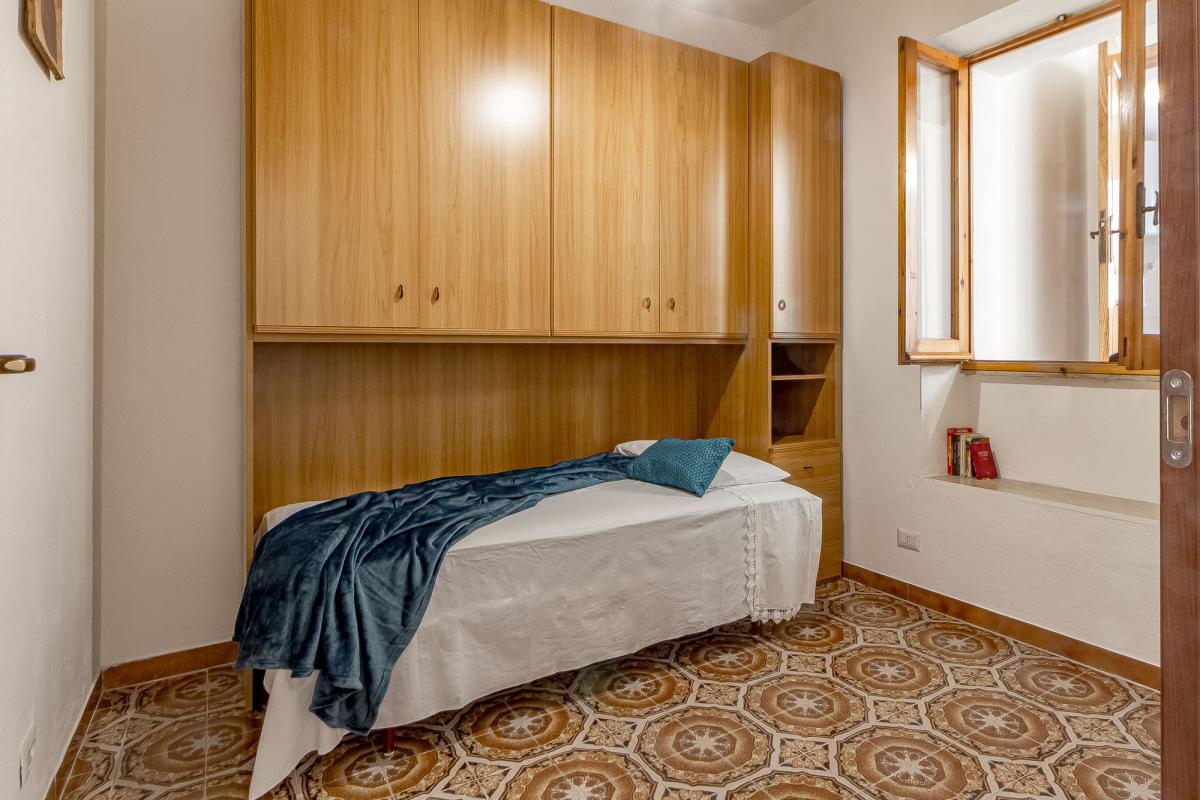 Thiesi P.zza Cavour  casa indipendente  mq 232  parzialmente ristrutturata