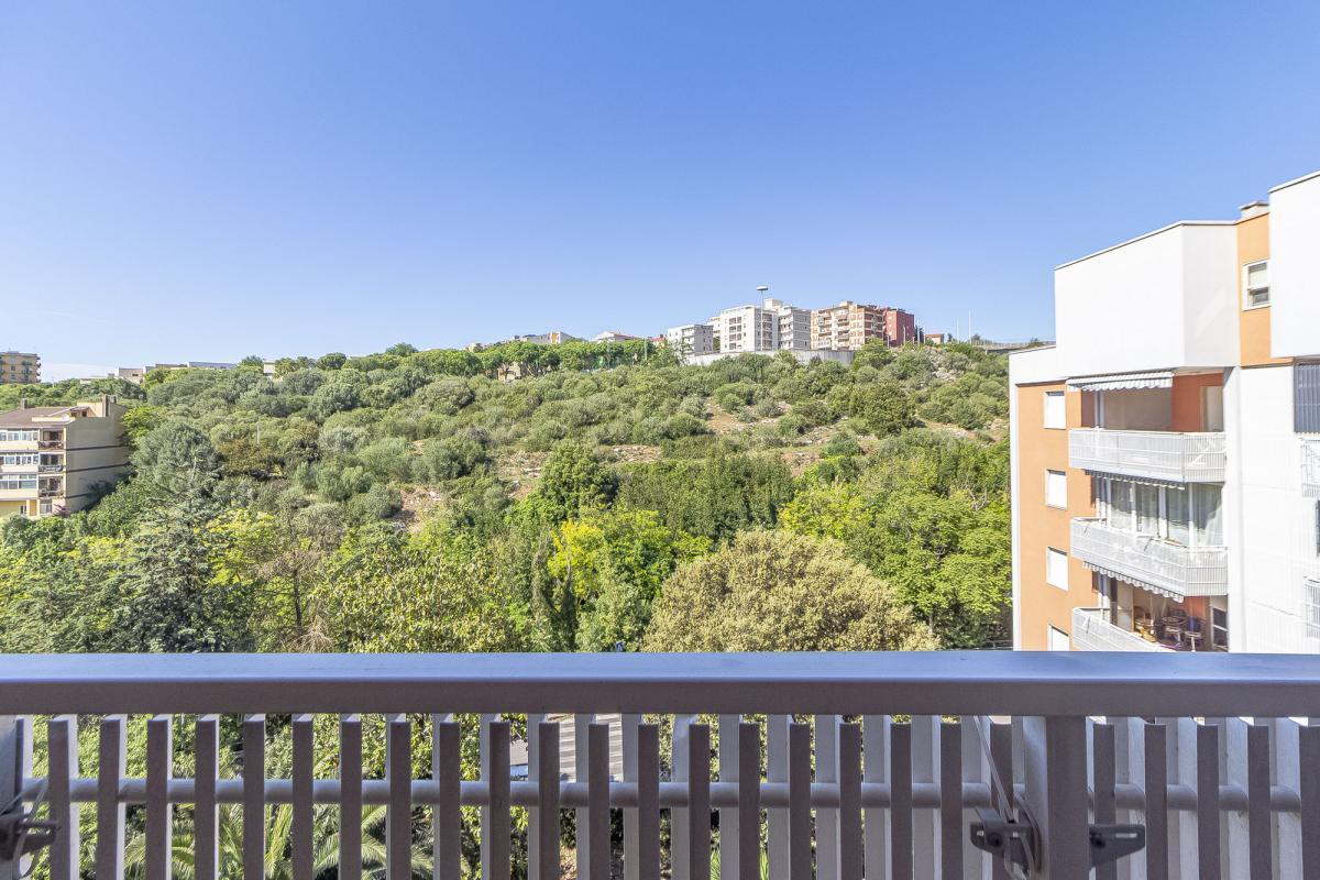 Sassari – Quartiere Cappuccini | Luminoso 5° piano con veranda, vista sul verde, posto auto e cantina