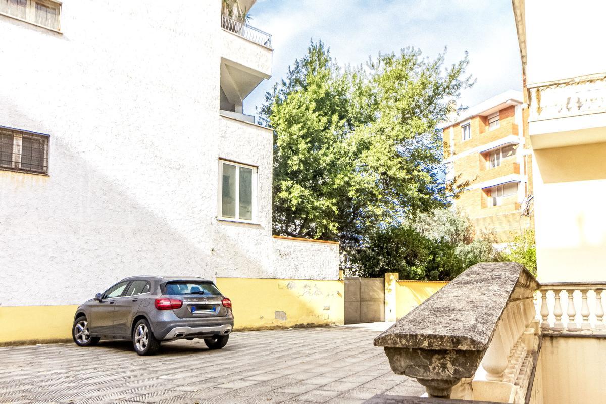 Sassari via Sardegna ampio appartamento con posto auto e cantina