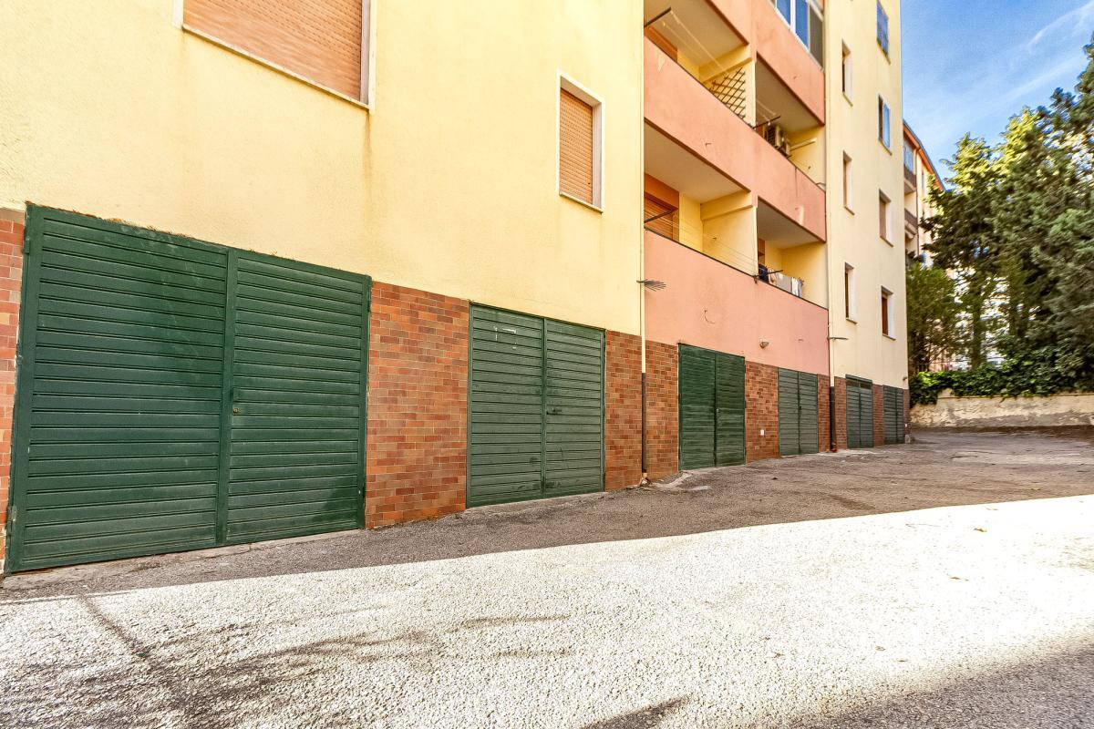 SASSARI Via Forlanini  ampio quadrivano con tripla esposizione e garage