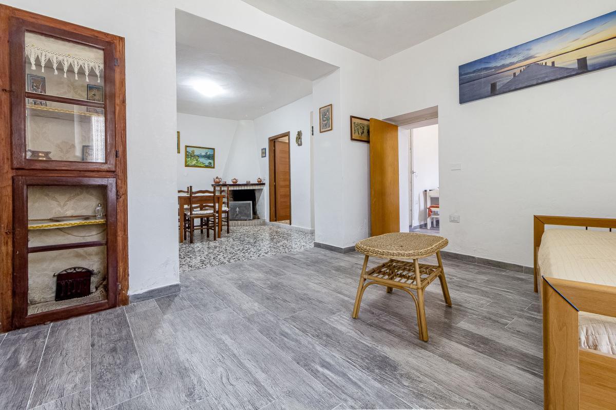 Thiesi P.zza Cavour  casa indipendente  mq 232  parzialmente ristrutturata