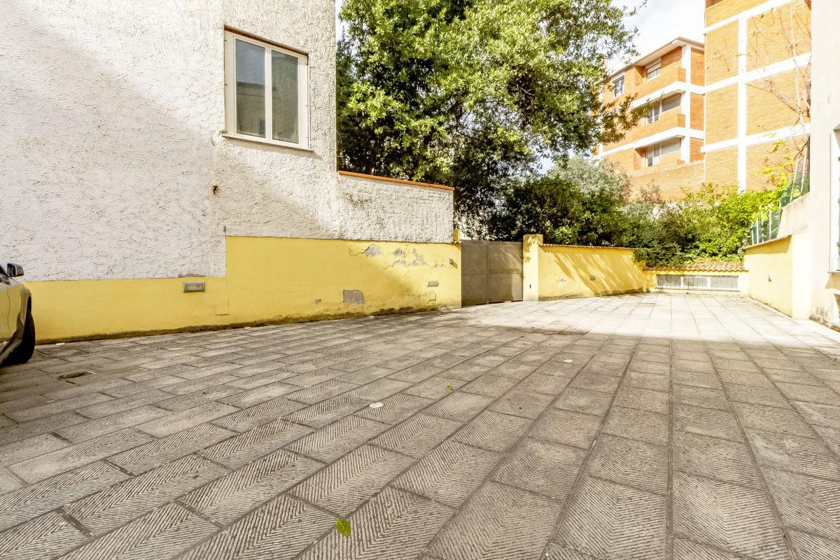 Sassari via Sardegna ampio appartamento con posto auto e cantina