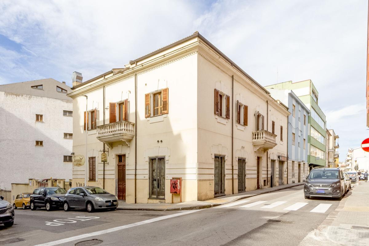 Sassari via Sardegna ampio appartamento con posto auto e cantina