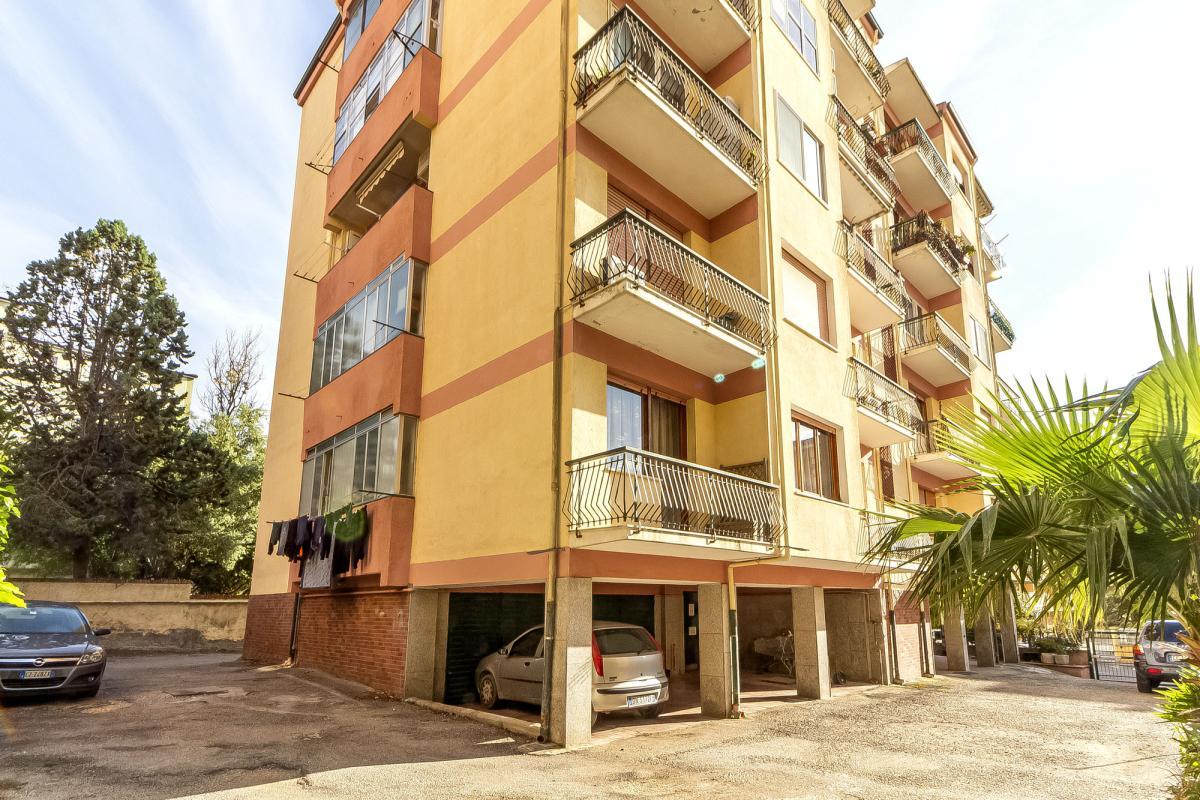 SASSARI Via Forlanini  ampio quadrivano con tripla esposizione e garage