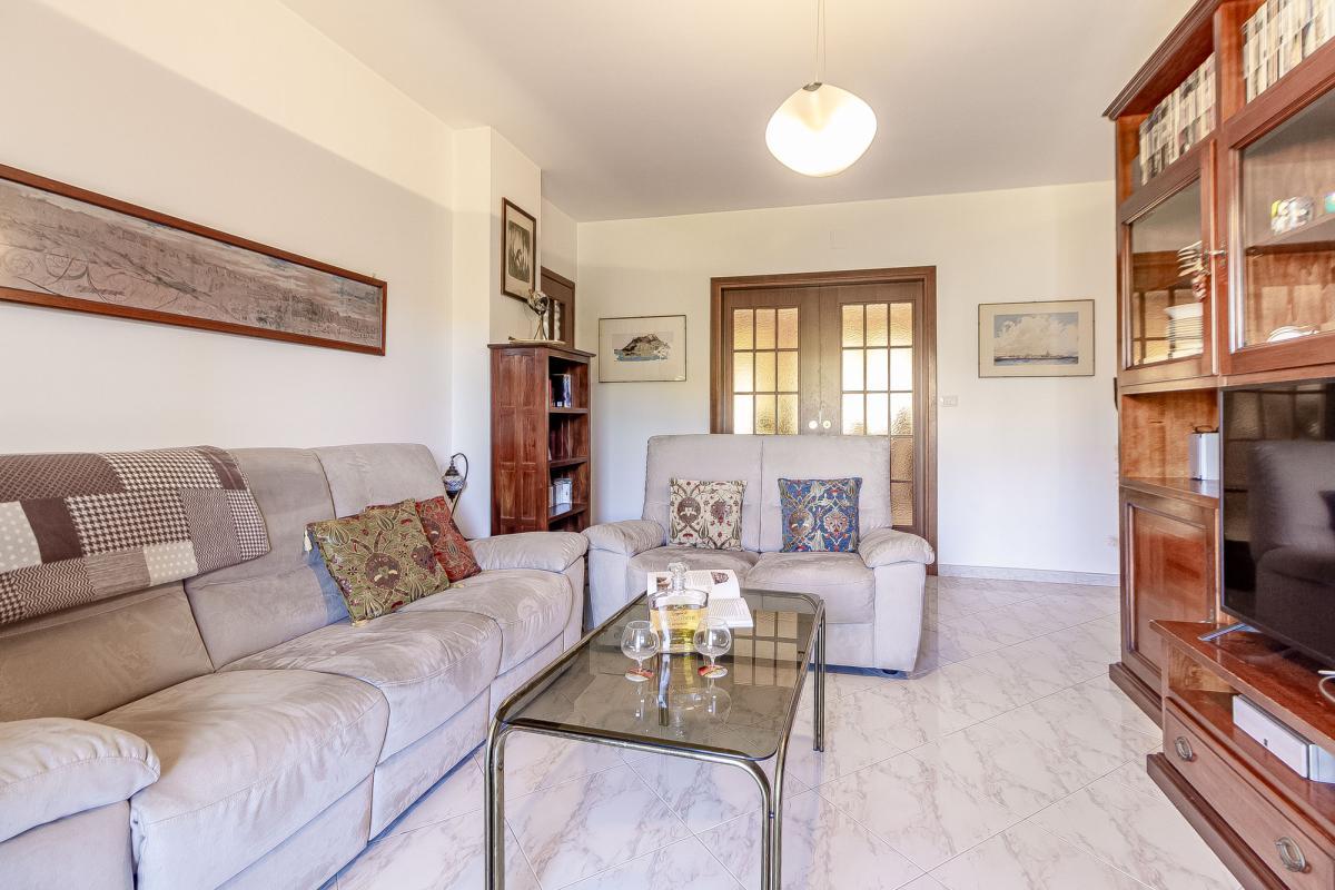 Sassari – Quartiere Cappuccini | Luminoso 5° piano con veranda, vista sul verde, posto auto e cantina