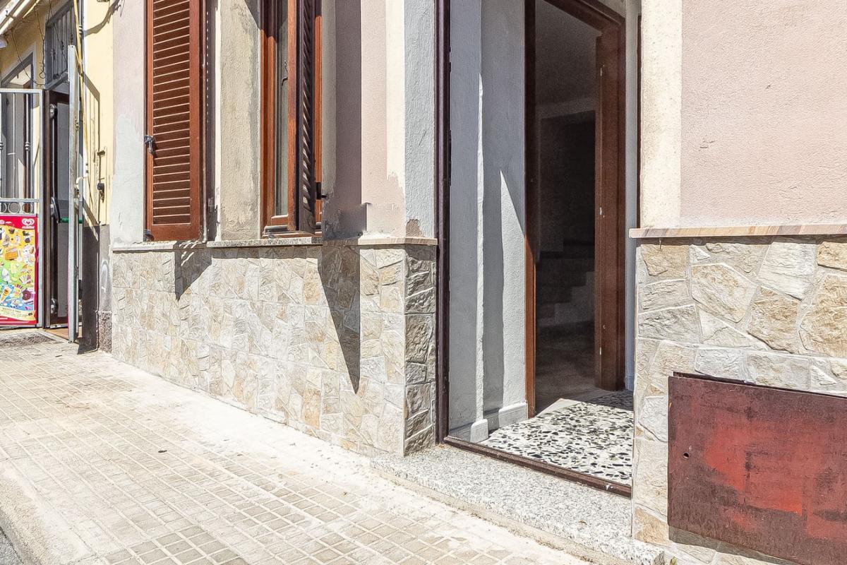 Thiesi P.zza Cavour  casa indipendente  mq 232  parzialmente ristrutturata