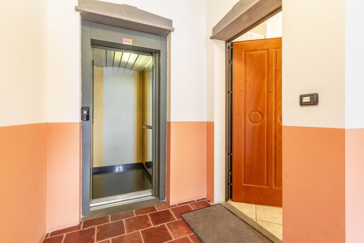 Sassari via Sardegna ampio appartamento con posto auto e cantina