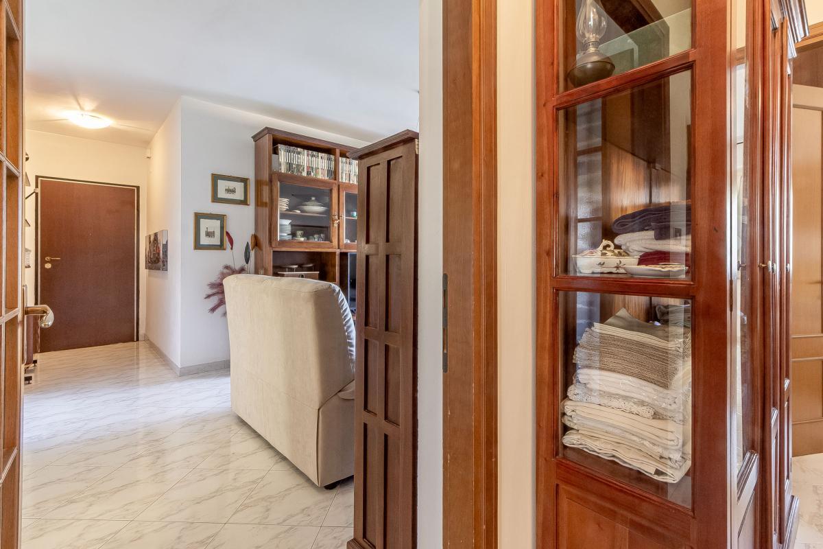 Sassari – Quartiere Cappuccini | Luminoso 5° piano con veranda, vista sul verde, posto auto e cantina